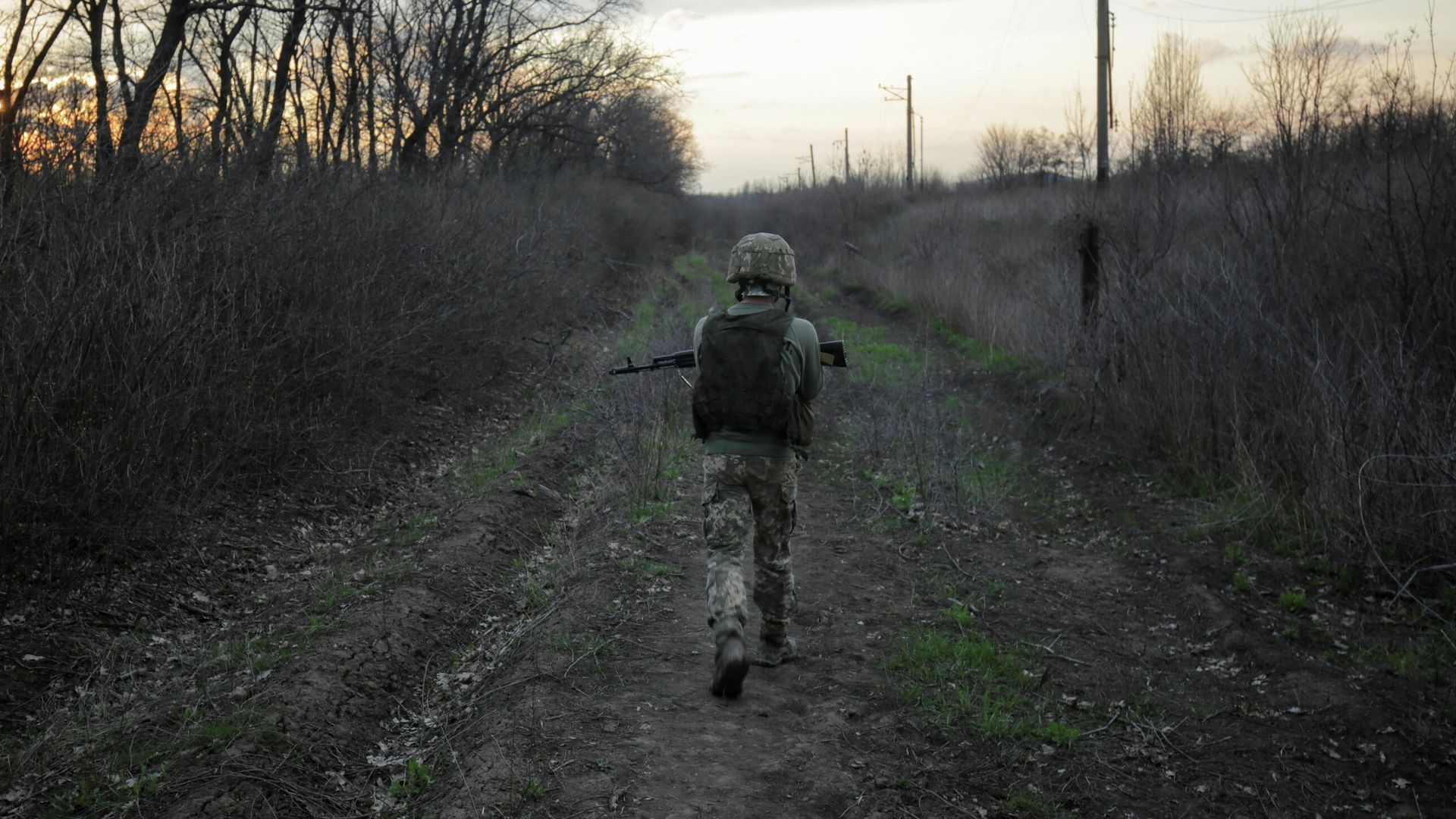 Украинский военный в окрестностях Донецка Украинский военный в окрестностях Донецка - РИА Новости, 1920, 17.05.2021