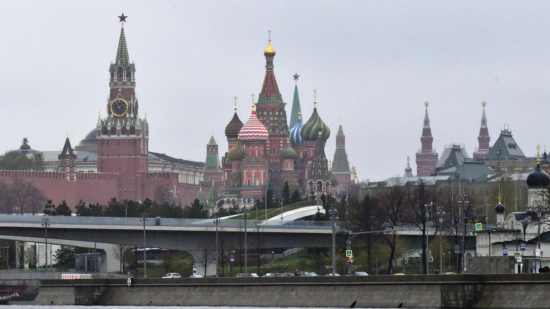 Вид на Покровский собор (храм Василия Блаженного) и Московский Кремль с реки Вид на Покровский собор (храм Василия Блаженного) и Московский Кремль с реки - РИА Новости, 1920, 18.05.2021