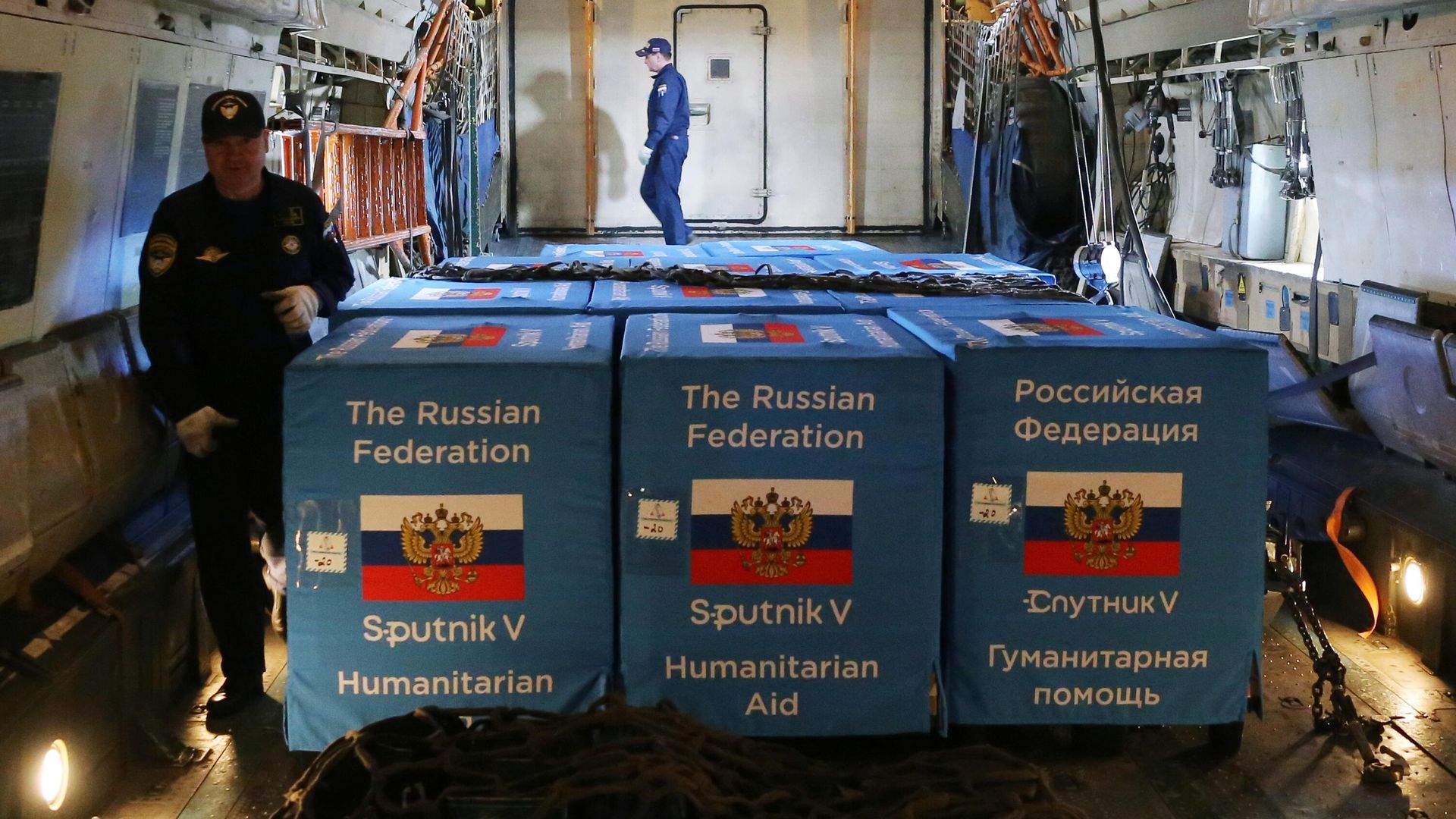 Разгрузка первой партии российской вакцины от коронавируса Sputnik V в аэропорту Кишинева Разгрузка первой партии российской вакцины от коронавируса Sputnik V в аэропорту Кишинева - РИА Новости, 1920, 24.04.2021
