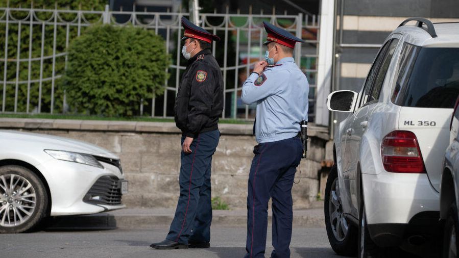 Сотрудники правоохранительных органов Казахстана на месте стрельбы в Алма-Ате Сотрудники правоохранительных органов Казахстана на месте стрельбы в Алма-Ате - РИА Новости, 1920, 24.04.2021