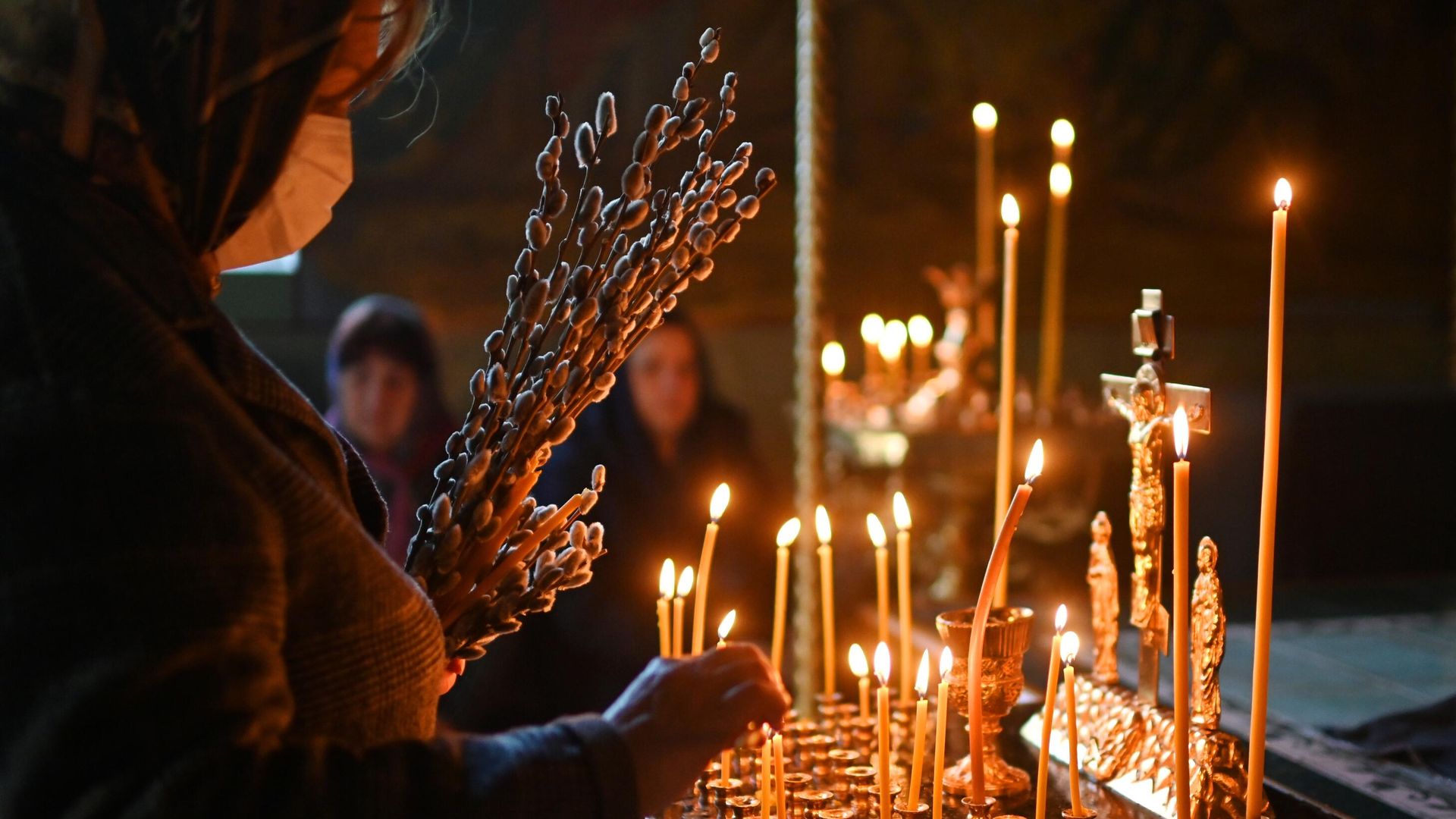 Прихожане во время службы в преддверии праздника Входа Господня в Иерусалим Прихожане во время службы в преддверии праздника Входа Господня в Иерусалим - РИА Новости, 1920, 25.04.2021