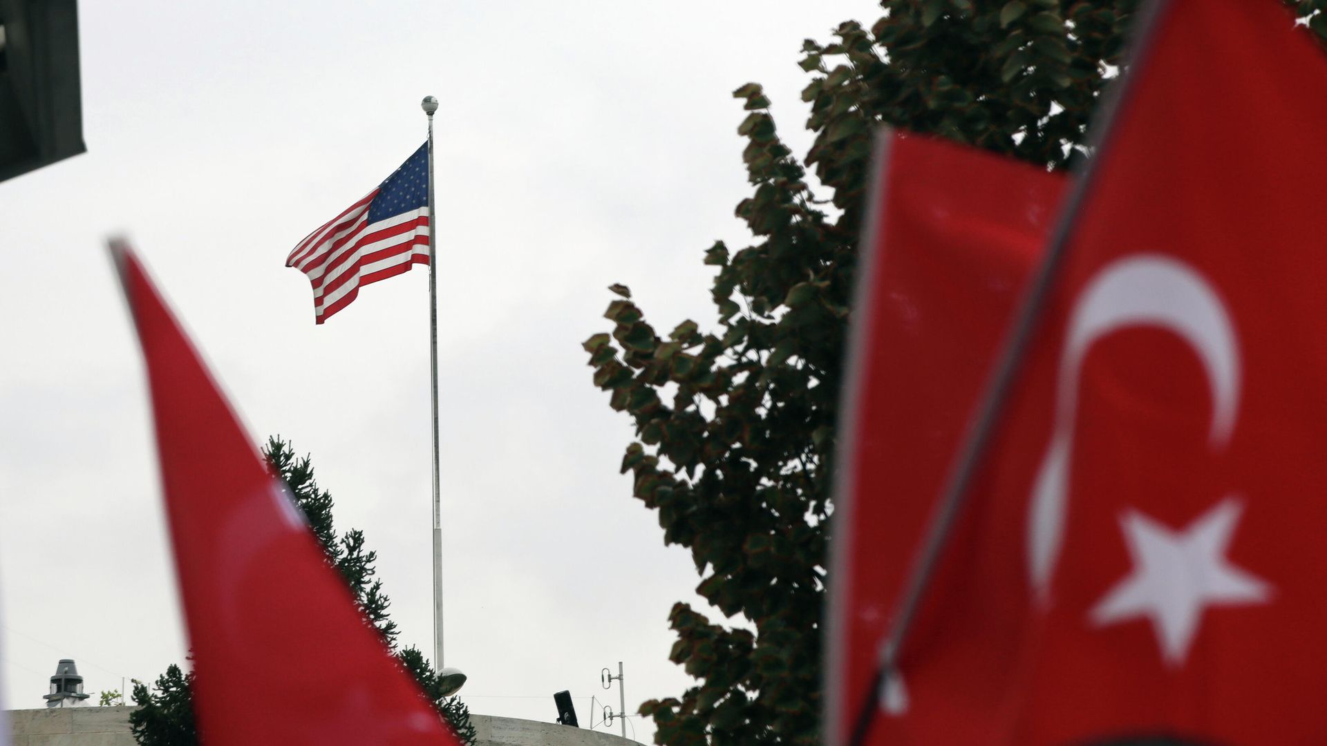 Акция протеста у здания посольства США в Анкаре, Турция Акция протеста у здания посольства США в Анкаре, Турция - РИА Новости, 1920, 25.04.2021