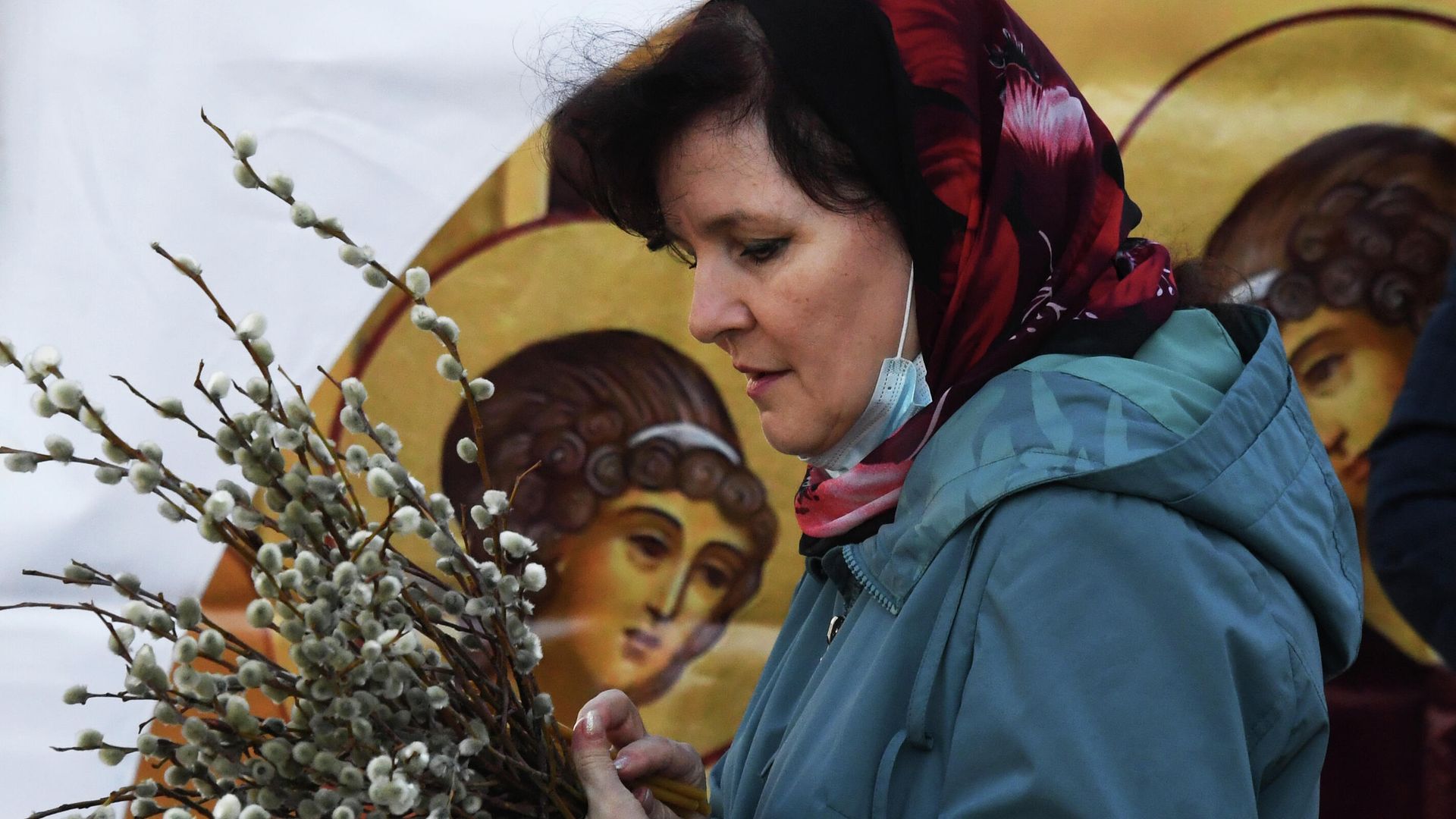 Женщина у Покровского кафедрального собора во Владивостоке во время праздника Входа Господня в Иерусалим. 25 апреля 2021 Женщина у Покровского кафедрального собора во Владивостоке во время праздника Входа Господня в Иерусалим. 25 апреля 2021 - РИА Новости, 1920, 25.04.2021