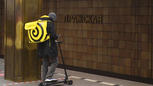 Пассажир на станции Пражская Московского метрополитена