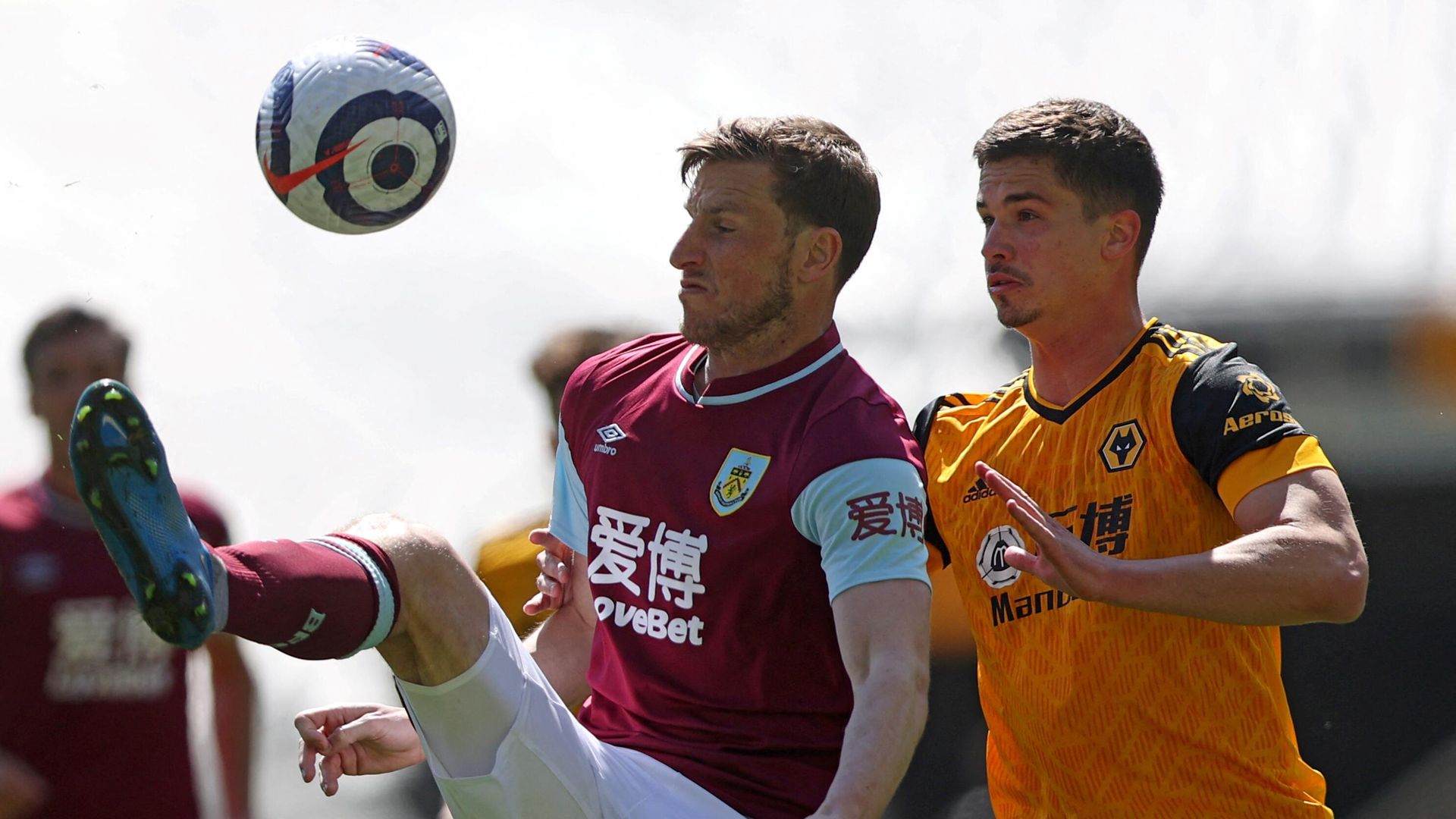 Burnley's New Zealand striker Chris Wood (L) vies with Wolverhampton Wanderers' Brazilian striker Willian Josйduring the English Premier League football match between Wolverhampton Wanderers and Burnley at the Molineux stadium in Wolverhampton, central England on April 25, 2021. (Photo by MOLLY DARLINGTON / POOL / AFP) / RESTRICTED TO EDITORIAL USE. No use with unauthorized audio, video, data, fixture lists, club/league logos or 'live' services. Online in-match use limited to 120 images. An additional 40 images may be used in extra time. No video emulation. Social media in-match use limited to 120 images. An additional 40 images may be used in extra time. No use in betting publications, games or single club/league/player publications. / Burnley's New Zealand striker Chris Wood (L) vies with Wolverhampton Wanderers' Brazilian striker Willian Josйduring the English Premier League football match between Wolverhampton Wanderers and Burnley at the Molineux stadium in Wolverhampton, central England on April 25, 2021. (Photo by MOLLY DARLINGTON / POOL / AFP) / RESTRICTED TO EDITORIAL USE. No use with unauthorized audio, video, data, fixture lists, club/league logos or 'live' services. Online in-match use limited to 120 images. An additional 40 images may be used in extra time. No video emulation. Social media in-match use limited to 120 images. An additional 40 images may be used in extra time. No use in betting publications, games or single club/league/player publications. / - РИА Новости, 1920, 25.04.2021