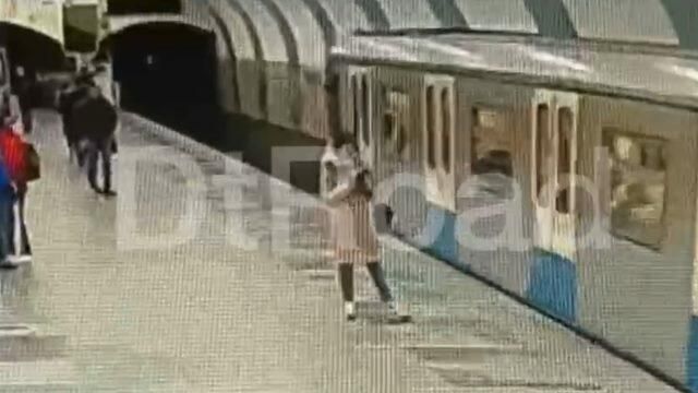 Кадры падения пассажира на рельсы в московском метро Кадры падения пассажира на рельсы в московском метро - РИА Новости, 1920, 25.04.2021