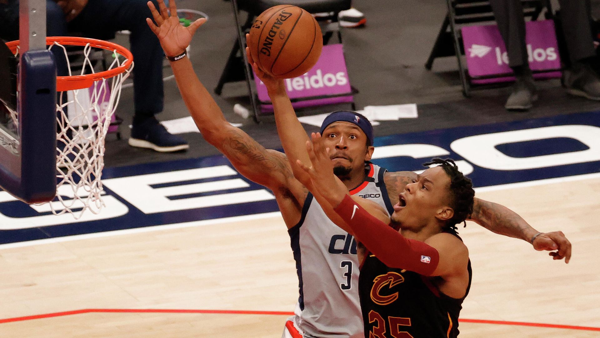 Apr 25, 2021; Washington, District of Columbia, USA; Washington Wizards guard Bradley Beal (3) prepares to block a shot by Cleveland Cavaliers forward Isaac Okoro (35) in the fourth quarter at Capital One Arena. Mandatory Credit: Geoff Burke-USA TODAY Sports Apr 25, 2021; Washington, District of Columbia, USA; Washington Wizards guard Bradley Beal (3) prepares to block a shot by Cleveland Cavaliers forward Isaac Okoro (35) in the fourth quarter at Capital One Arena. Mandatory Credit: Geoff Burke-USA TODAY Sports - РИА Новости, 1920, 26.04.2021