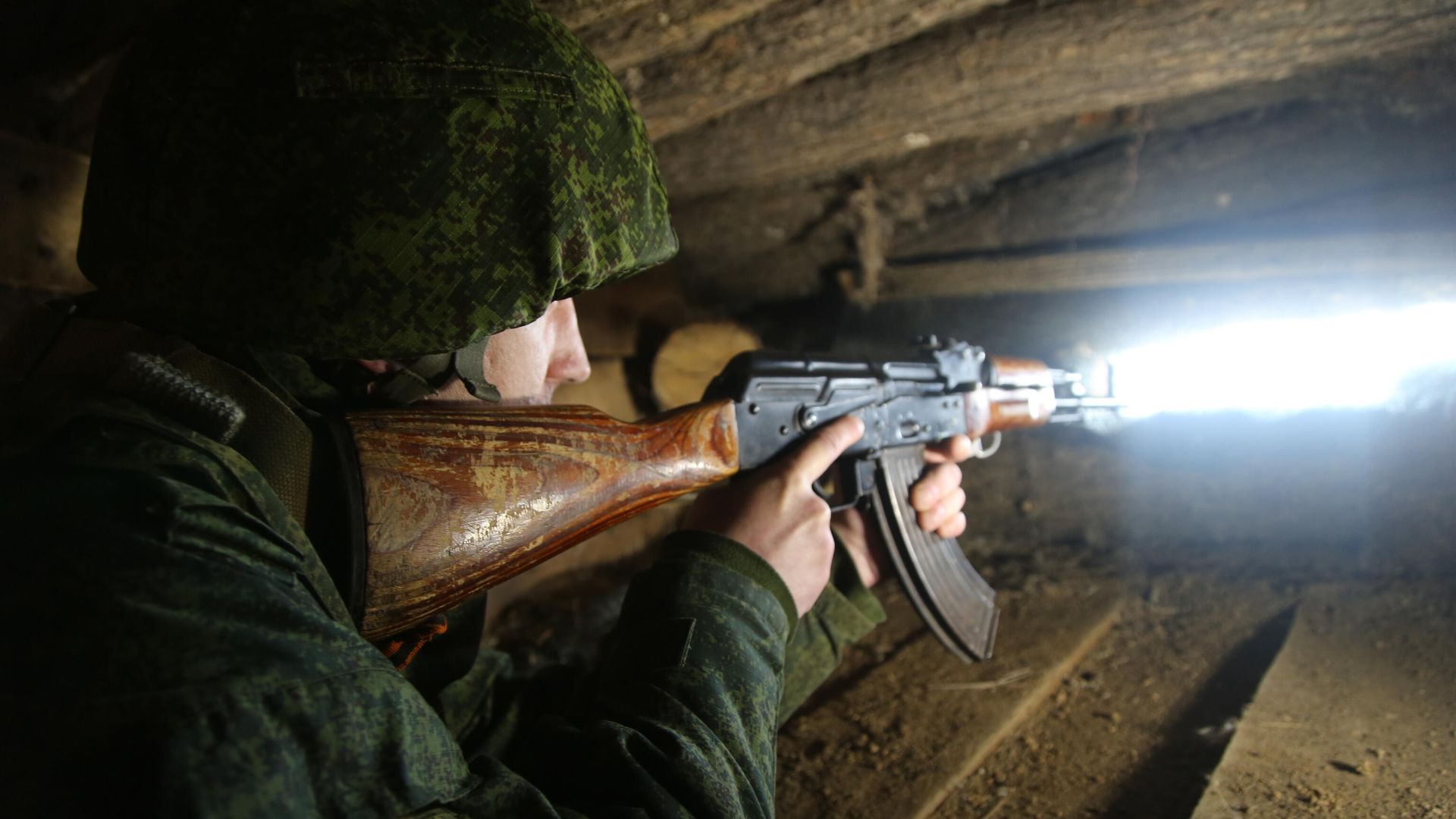 Боец Народной милиции ДНР на линии соприкосновения Боец Народной милиции ДНР на линии соприкосновения - РИА Новости, 1920, 24.02.2022