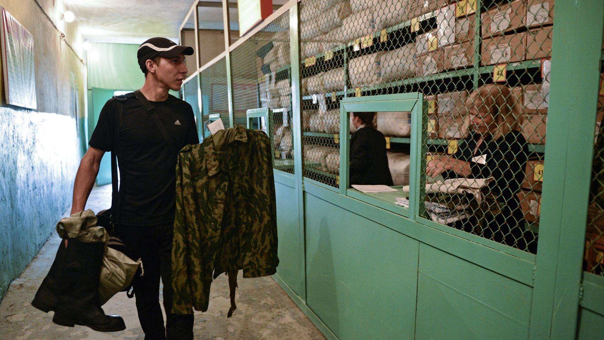 Военнослужащий запаса, призванный для прохождения военных сборов в Новосибирске Военнослужащий запаса, призванный для прохождения военных сборов в Новосибирске - РИА Новости, 1920, 05.03.2022