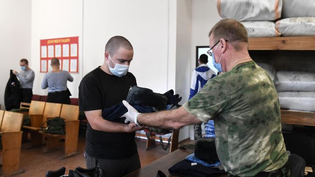 Выдача формы призывникам в сборном пункте военного комиссариата Севастополя