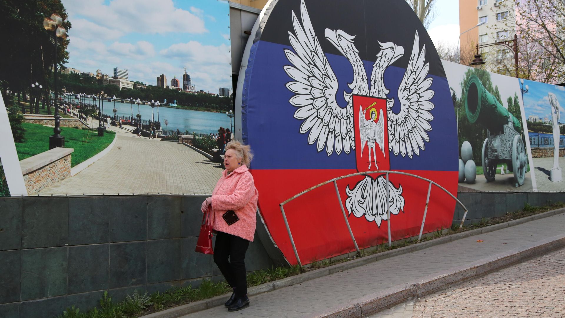 Женщина на проспекте Ильича в Донецке Женщина на проспекте Ильича в Донецке - РИА Новости, 1920, 11.05.2021