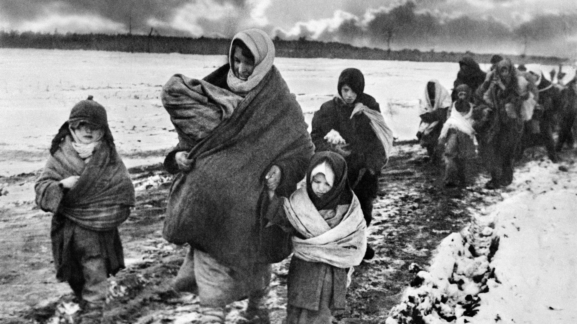 Советские женщины и дети возвращаются домой Советские женщины и дети возвращаются домой - РИА Новости, 1920, 01.06.2023