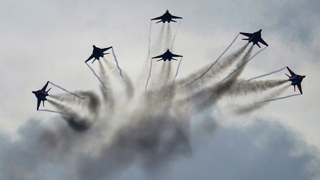 Истребители МиГ-29 пилотажной группы Стрижи выполняют демонстрационный полет в рамках Международного форума Армия-2020 на аэродроме Кубинка в Подмосковье Истребители МиГ-29 пилотажной группы Стрижи выполняют демонстрационный полет в рамках Международного форума Армия-2020 на аэродроме Кубинка в Подмосковье