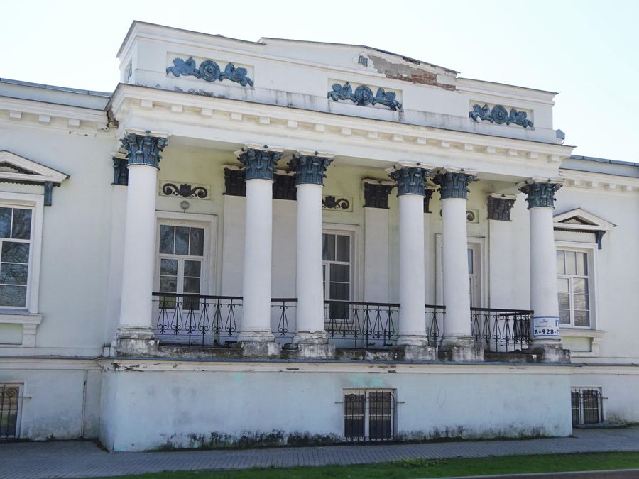 Колонны в доме Тимофея Грекова Колонны в доме Тимофея Грекова