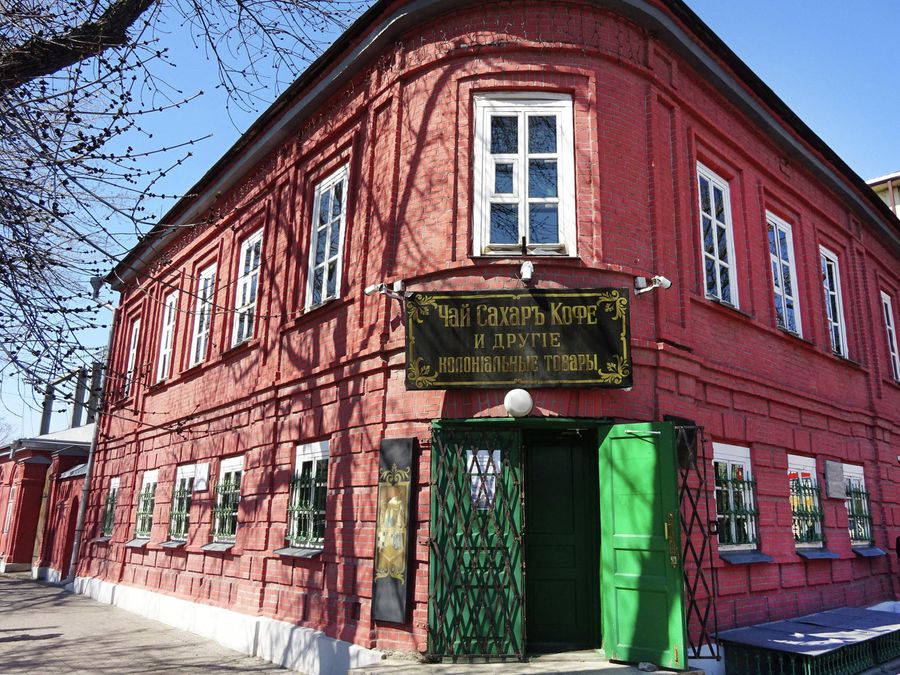 В доме купца Моисеева помимо музея работает крошечный магазин развесного чая В доме купца Моисеева помимо музея работает крошечный магазин развесного чая