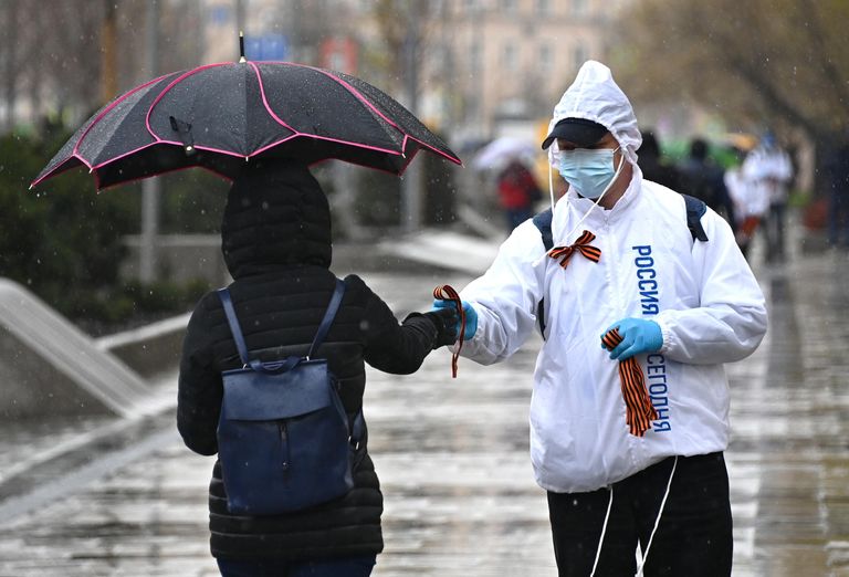 Волонтеры раздают георгиевские ленточки на Зубовском бульваре в Москве в рамках ежегодной акции Георгиевская ленточка, посвященной 76-й годовщине Победы в Великой Отечественной войне Волонтеры раздают георгиевские ленточки на Зубовском бульваре в Москве в рамках ежегодной акции Георгиевская ленточка, посвященной 76-й годовщине Победы в Великой Отечественной войне