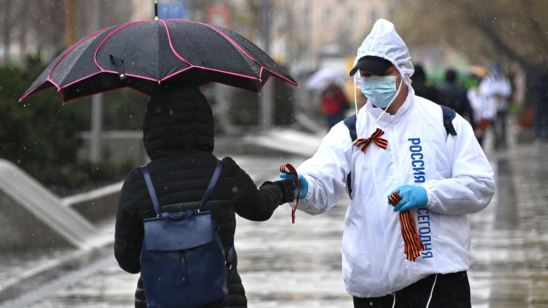 Волонтеры раздают георгиевские ленточки на Зубовском бульваре в Москве в рамках ежегодной акции Георгиевская ленточка, посвященной 76-й годовщине Победы в Великой Отечественной войне Волонтеры раздают георгиевские ленточки на Зубовском бульваре в Москве в рамках ежегодной акции Георгиевская ленточка, посвященной 76-й годовщине Победы в Великой Отечественной войне - РИА Новости, 1920, 04.05.2021
