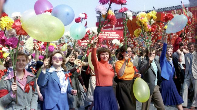 Первомайская демонстрация трудящихся на Красной площади Первомайская демонстрация трудящихся на Красной площади