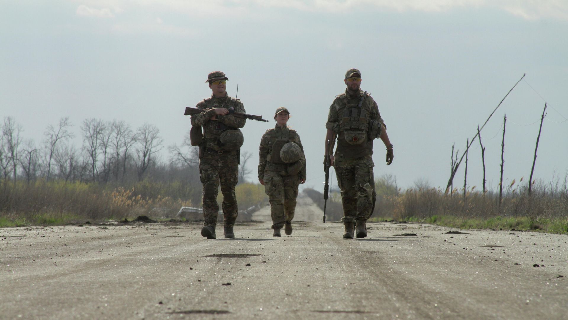 Украинские военные на дороге в районе линии соприкосновения в Донецкой области Украинские военные на дороге в районе линии соприкосновения в Донецкой области - РИА Новости, 1920, 22.07.2021