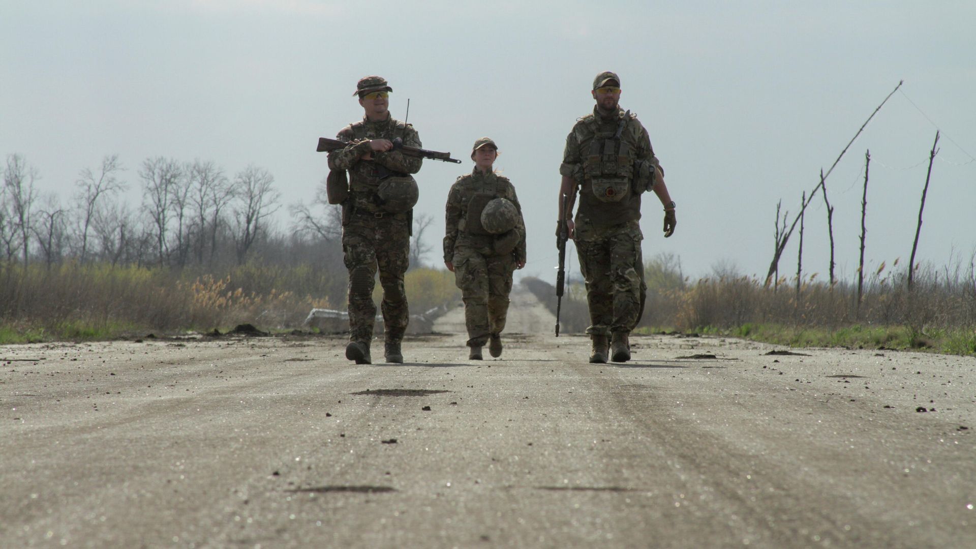 Украинские военные на дороге в районе линии соприкосновения в Донецкой области Украинские военные на дороге в районе линии соприкосновения в Донецкой области - РИА Новости, 1920, 11.08.2021