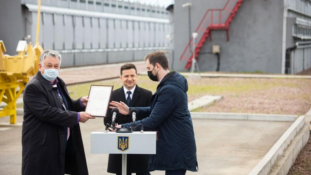 Президент Украины Владимир Зеленский на вручении лицензии на эксплуатацию ХОЯТ-2 Президент Украины Владимир Зеленский на вручении лицензии на эксплуатацию ХОЯТ-2 - РИА Новости, 1920, 28.04.2021