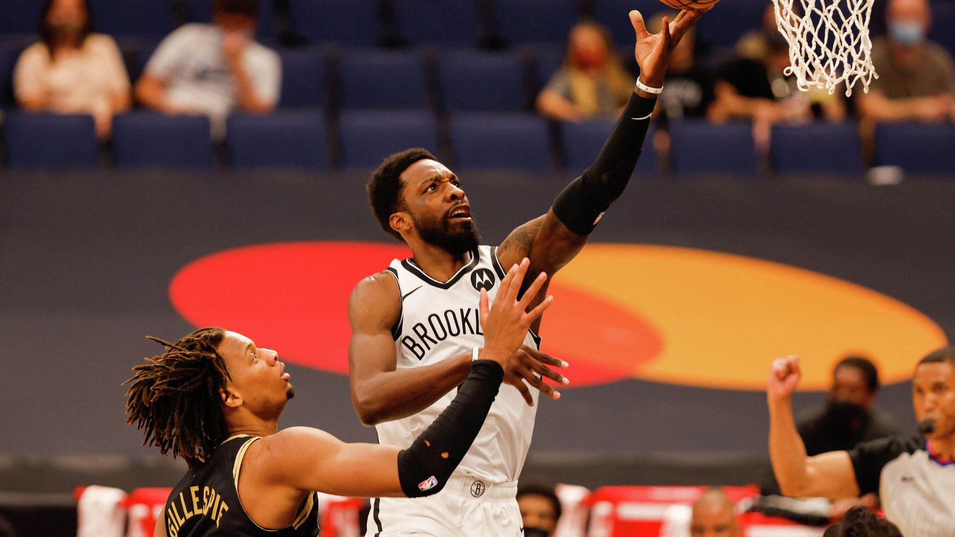 Apr 27, 2021; Tampa, Florida, USA; Brooklyn Nets forward Jeff Green (8) drives to the basket over Toronto Raptors forward Freddie Gillespie (55) in the first half at Amalie Arena. Mandatory Credit: Nathan Ray Seebeck-USA TODAY Sports Apr 27, 2021; Tampa, Florida, USA; Brooklyn Nets forward Jeff Green (8) drives to the basket over Toronto Raptors forward Freddie Gillespie (55) in the first half at Amalie Arena. Mandatory Credit: Nathan Ray Seebeck-USA TODAY Sports - РИА Новости, 1920, 28.04.2021