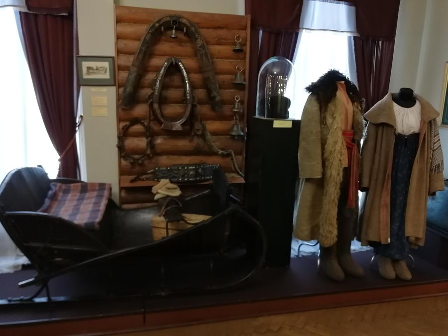 Торжок. Музей А.С. Пушкина. Сани и одежда ямщиков XIX века