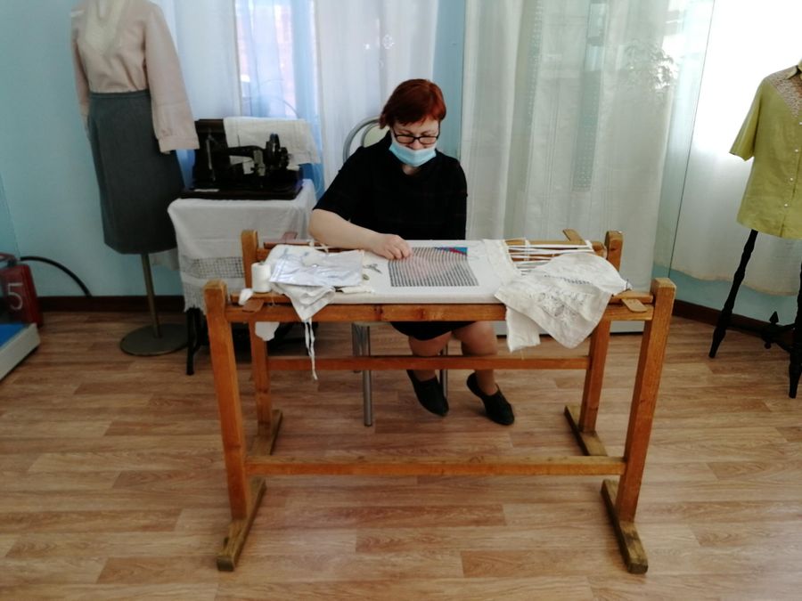 Краеведческий музей в поселке Крестцы. Вышивальщица за работой