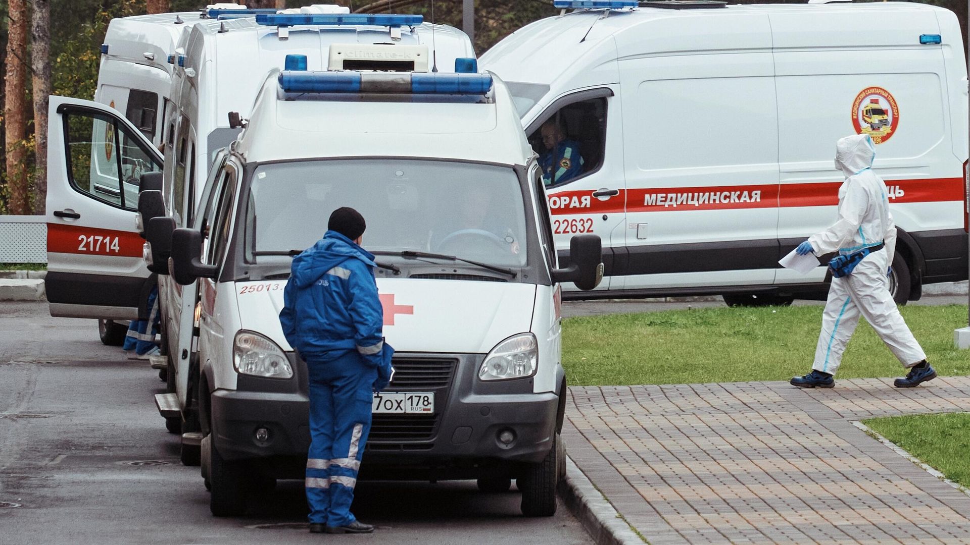 Очередь из машин скорой медицинской помощи Очередь из машин скорой медицинской помощи - РИА Новости, 1920, 29.04.2021
