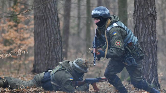 Военнослужащие Национальной гвардии Украины во время обучения по методике НАТО на полигоне в Золочевском районе Львовской области