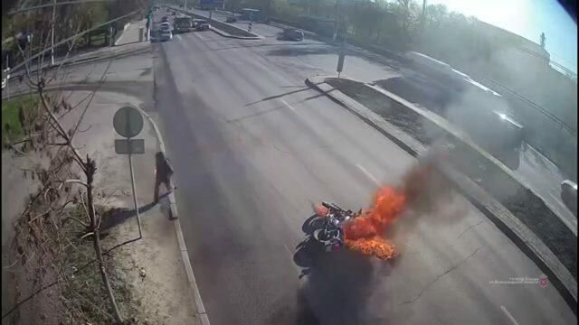 Мотоциклист загорелся после ДТП Мотоциклист загорелся после ДТП - РИА Новости, 1920, 29.04.2021