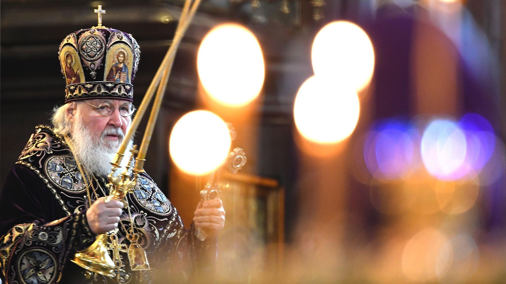 Патриарх Московский и всея Руси Кирилл во время совершения Божественной литургии и чина освящения святого мира в храме Христа Спасителя в Москве Патриарх Московский и всея Руси Кирилл во время совершения Божественной литургии и чина освящения святого мира в храме Христа Спасителя в Москве - РИА Новости, 1920, 20.11.2021