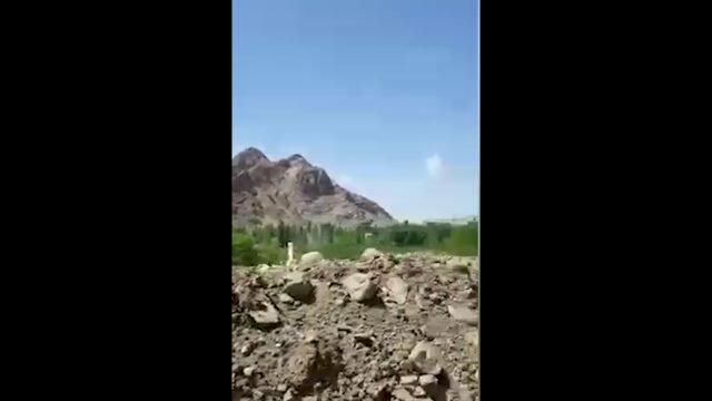 Стрельба и взрывы возле кыргызско-таджикской границы. Видео из соцсетей Стрельба и взрывы возле кыргызско-таджикской границы. Видео из соцсетей - РИА Новости, 1920, 29.04.2021