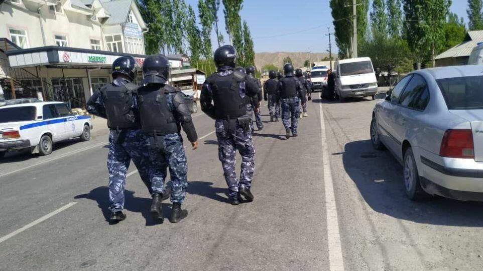 Кыргызские военнослужащие в приграничном селе Ког-Таш Кыргызские военнослужащие в приграничном селе Ког-Таш - РИА Новости, 1920, 29.04.2021