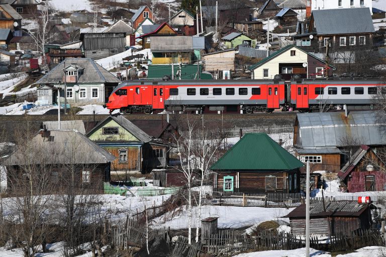 Электричка едет через поселок Мундыбаш в Кемеровской области Электричка едет через поселок Мундыбаш в Кемеровской области