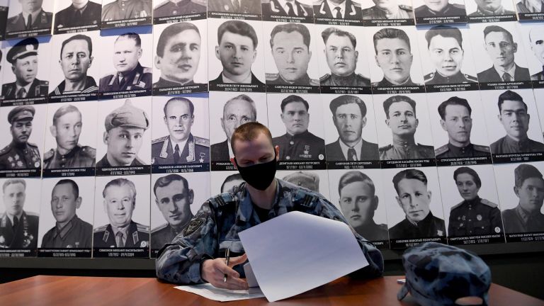 Участник Международной просветительско-патриотической акции Диктант Победы 2021, посвященной 76-й годовщине Победы в Великой Отечественной войне, в Музее-мемориале Великой Отечественной войны 1941-1945 годов в Казани Участник Международной просветительско-патриотической акции Диктант Победы 2021, посвященной 76-й годовщине Победы в Великой Отечественной войне, в Музее-мемориале Великой Отечественной войны 1941-1945 годов в Казани