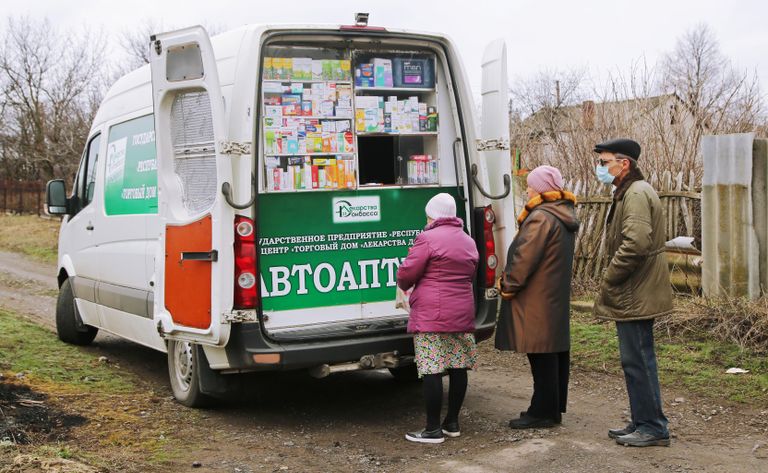 Местные жители села Васильевка стоят в очереди к Автоаптеке Местные жители села Васильевка стоят в очереди к Автоаптеке