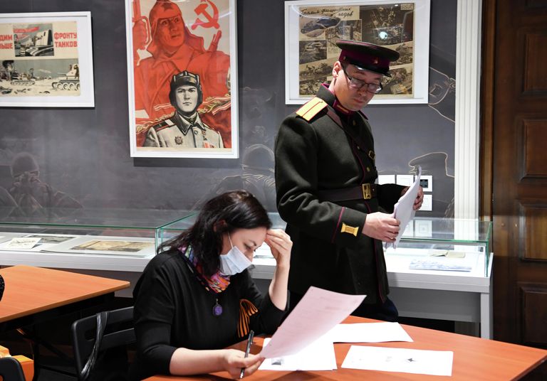 Участники Международной просветительско-патриотической акции Диктант Победы 2021, посвященной 76-й годовщине Победы в Великой Отечественной войне, в Музее-мемориале Великой Отечественной войны 1941-1945 годов в Казани Участники Международной просветительско-патриотической акции Диктант Победы 2021, посвященной 76-й годовщине Победы в Великой Отечественной войне, в Музее-мемориале Великой Отечественной войны 1941-1945 годов в Казани