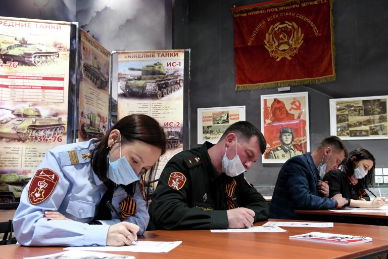Участники Международной просветительско-патриотической акции Диктант Победы 2021, посвященной 76-й годовщине Победы в Великой Отечественной войне, в Музее-мемориале Великой Отечественной войны 1941-1945 годов в Казани Участники Международной просветительско-патриотической акции Диктант Победы 2021, посвященной 76-й годовщине Победы в Великой Отечественной войне, в Музее-мемориале Великой Отечественной войны 1941-1945 годов в Казани