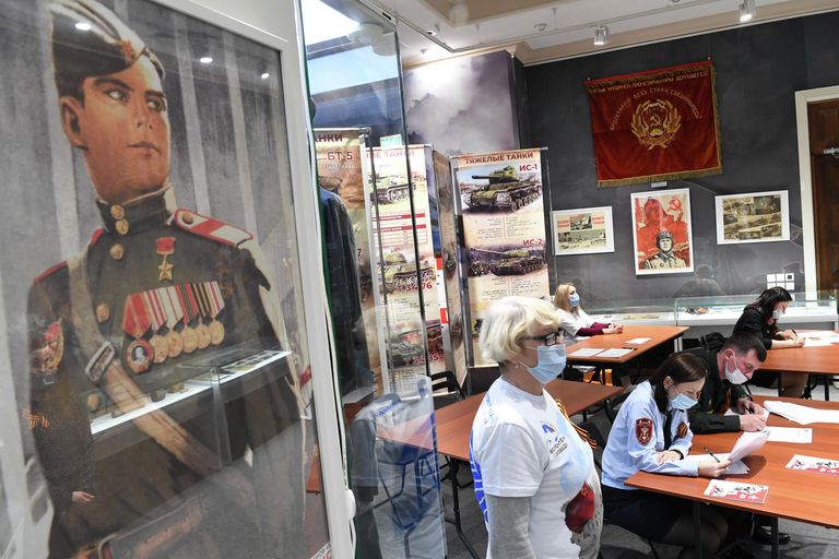 Участники Международной просветительско-патриотической акции Диктант Победы 2021, посвященной 76-й годовщине Победы в Великой Отечественной войне, в Музее-мемориале Великой Отечественной войны 1941-1945 годов в Казани Участники Международной просветительско-патриотической акции Диктант Победы 2021, посвященной 76-й годовщине Победы в Великой Отечественной войне, в Музее-мемориале Великой Отечественной войны 1941-1945 годов в Казани