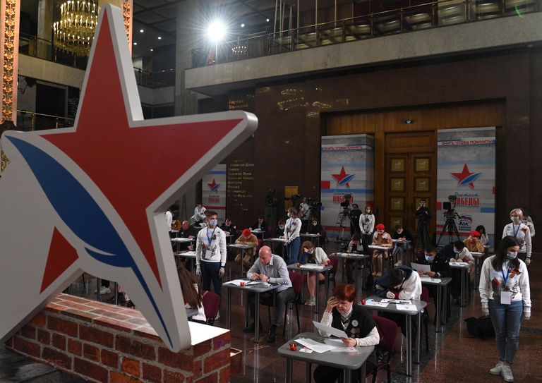 Участники Международной просветительско-патриотической акции Диктант Победы 2021, посвященной 76-й годовщине Победы в Великой Отечественной войне, в Центральном музее Великой Отечественной войны 1941-1945 годов в Москве Участники Международной просветительско-патриотической акции Диктант Победы 2021, посвященной 76-й годовщине Победы в Великой Отечественной войне, в Центральном музее Великой Отечественной войны 1941-1945 годов в Москве