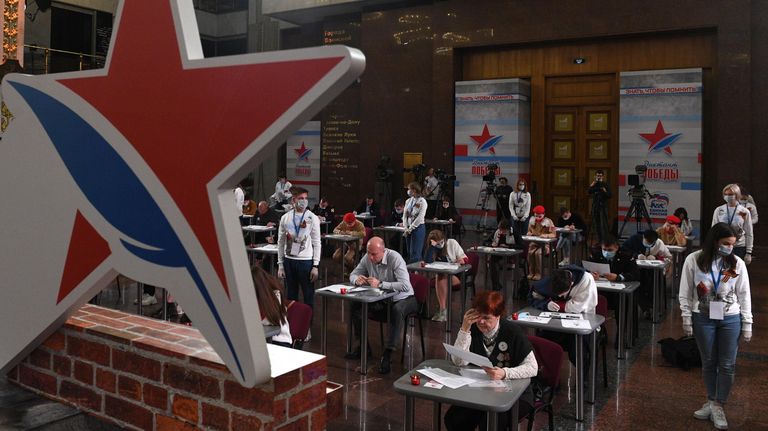 Участники Международной просветительско-патриотической акции Диктант Победы 2021, посвященной 76-й годовщине Победы в Великой Отечественной войне, в Центральном музее Великой Отечественной войны 1941-1945 годов в Москве Участники Международной просветительско-патриотической акции Диктант Победы 2021, посвященной 76-й годовщине Победы в Великой Отечественной войне, в Центральном музее Великой Отечественной войны 1941-1945 годов в Москве