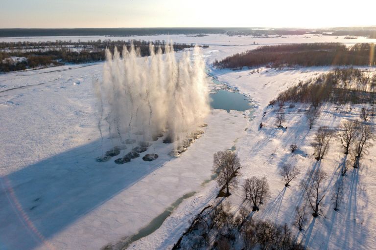 Противопаводковый подрыв льда на реке Бия в Алтайском крае Противопаводковый подрыв льда на реке Бия в Алтайском крае
