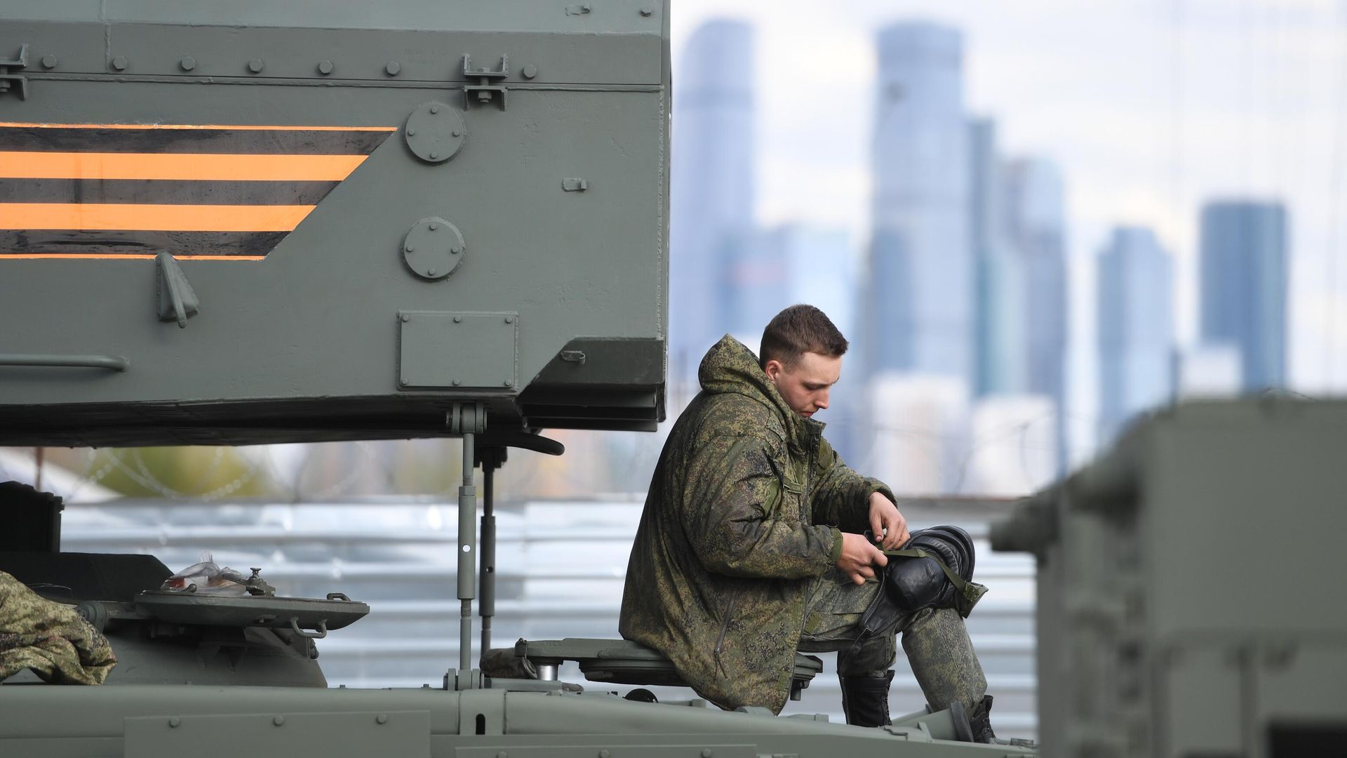 Военнослужащий готовится к ночной репетиции парада к 76-й годовщине Победы в Великой Отечественной войне Военнослужащий готовится к ночной репетиции парада к 76-й годовщине Победы в Великой Отечественной войне - РИА Новости, 1920, 29.04.2021