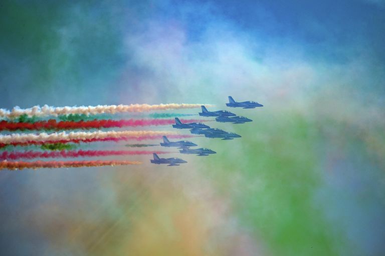 Пилотажное подразделение ВВС Италии Frecce Tricolori (Tricolor Arrows) выступает 25 апреля 2021 года над Римом в 76-ю годовщину Дня освобождения, знаменующего падение нацистской оккупации в 1945 году Пилотажное подразделение ВВС Италии Frecce Tricolori (Tricolor Arrows) выступает 25 апреля 2021 года над Римом в 76-ю годовщину Дня освобождения, знаменующего падение нацистской оккупации в 1945 году