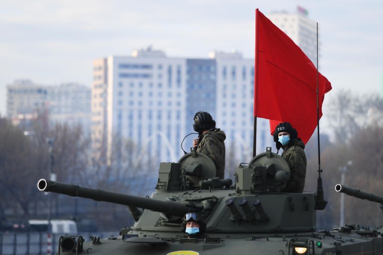 Военнослужащие на БМД участвуют в репетиции парада к 76-й годовщине Победы в Великой Отечественной войне Военнослужащие на БМД участвуют в репетиции парада к 76-й годовщине Победы в Великой Отечественной войне