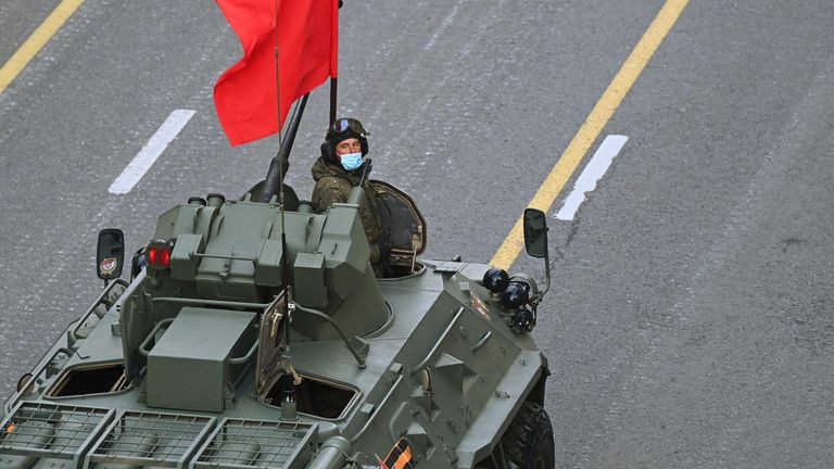 Военнослужащий на репетиции парада к 76-й годовщине Победы в Великой Отечественной войне Военнослужащий на репетиции парада к 76-й годовщине Победы в Великой Отечественной войне