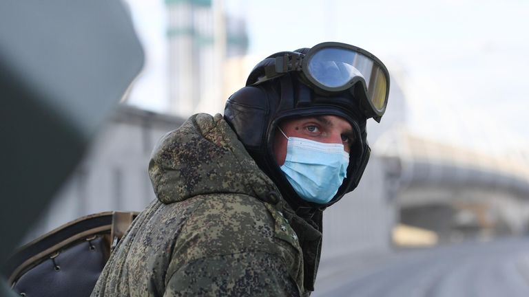 Военнослужащий участвует в репетиции парада к 76-й годовщине Победы в Великой Отечественной войне Военнослужащий участвует в репетиции парада к 76-й годовщине Победы в Великой Отечественной войне