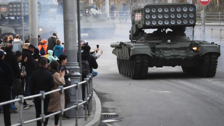 Тяжелая огнеметная система ТОС-1А Солнцепёк на репетиции парада к 76-й годовщине Победы в Великой Отечественной войне Тяжелая огнеметная система ТОС-1А Солнцепёк на репетиции парада к 76-й годовщине Победы в Великой Отечественной войне
