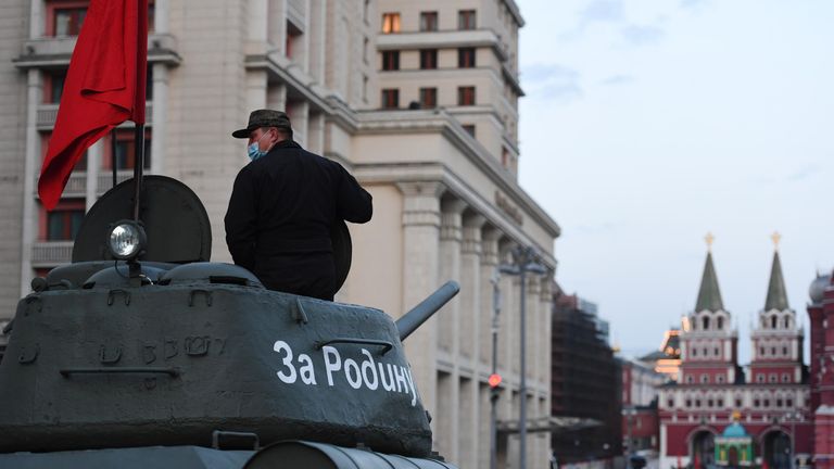 Исторический танк Т-34-85 на репетиции парада к 76-й годовщине Победы в Великой Отечественной войне Исторический танк Т-34-85 на репетиции парада к 76-й годовщине Победы в Великой Отечественной войне